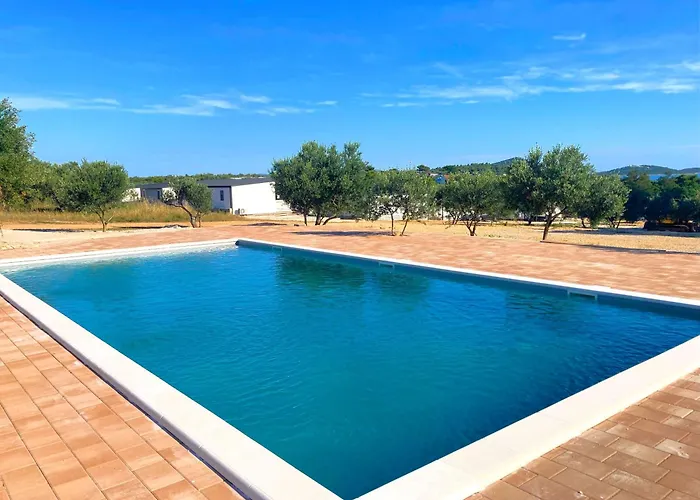 Homes With Pool - Drage