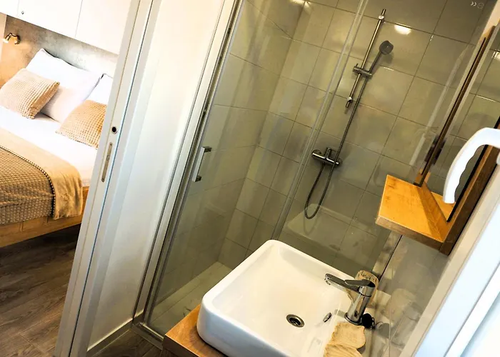 بيت للعطل Homes With Pool - *