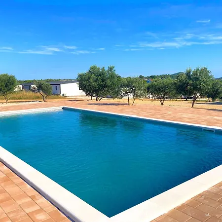 Homes With Pool - Drage